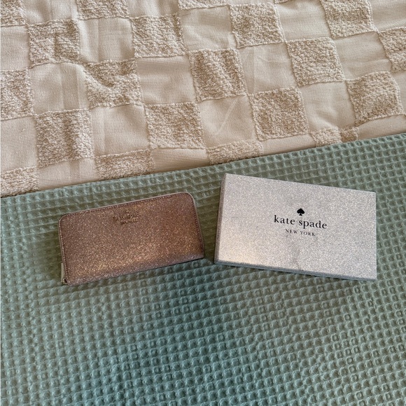 New Kate Spade Large Continental Wallet
Rose Gold Glitter - Picture 1 of 8